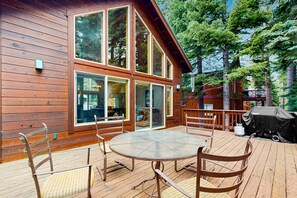 Outdoor dining - Spacious & Sunny Tahoe Donner Home - Enjoy Access to 5-Star Amenities (Truckee)