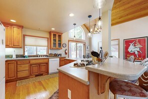 Fridge, microwave, oven, stovetop - Spacious & Sunny Tahoe Donner Home - Enjoy Access to 5-Star Amenities (Truckee)