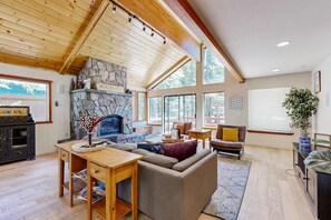 Interior - Luxe lodge on the Tahoe Donner Golf Course near skiing, lake & rec center (Truckee)