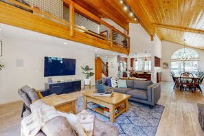 TV, fireplace, DVD player, offices - Luxe lodge on the Tahoe Donner Golf Course near skiing, lake & rec center (Truckee)