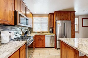 Refrigerador, microondas, horno y parrilla de estufa