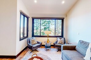 Living area - Ski and Ski Out Designer Condo With a View (Northstar - Truckee)