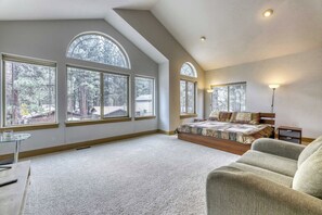 Room - Modern Mountain Retreat in the Heart of South Lake Tahoe (South Lake Tahoe)