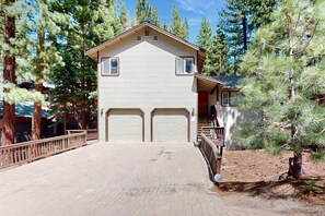 Exterior - Professionally decorated mountain retreat with private hot tub & home theater (South Lake Tahoe)