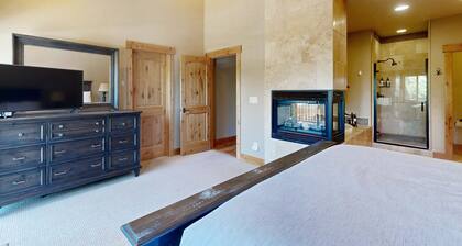 Central Truckee Home - Walk to Downtown & Trails
