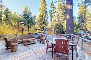 Outdoor dining - Lakeview Home with Spacious Deck, WiFi, washer&dryer (Homewood)