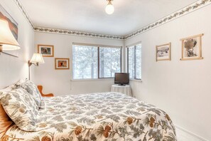 Iron/ironing board, WiFi, bed sheets - Family-friendly woodland condo with wood-burning fireplace, close to shuttle (NorthStar-Truckee)