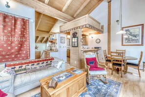 Fernseher, Kamin, Videospiele, DVD-Player