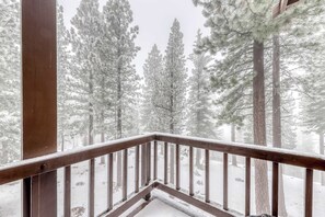 Property grounds - Family-friendly woodland condo with wood-burning fireplace, close to shuttle (NorthStar-Truckee)