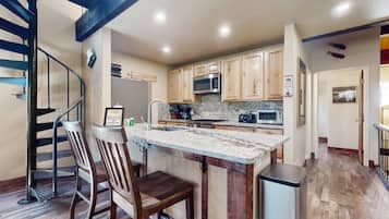 Coffee/tea maker, fridge, microwave, oven