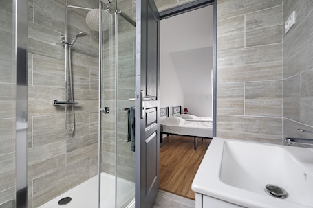 Shower, hair dryer, towels. Gîte des Lacs – Le Noisetier: shared pool, sauna & jacuzzi, private terrace, Wi-Fi