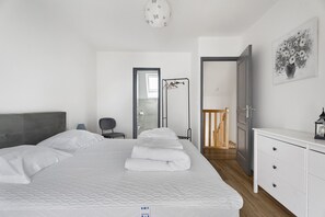 Tabla de planchar con plancha, wifi y ropa de cama 