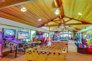 Games room - Fine lodge near skiing with futon & ski locker (NorthStar-Truckee)