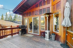 Terrace/patio - Serene mountain gem with large deck, forest views & grill (Truckee)