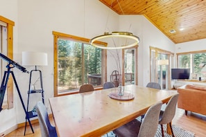 Dining - Serene mountain gem with large deck, forest views & grill (Truckee)