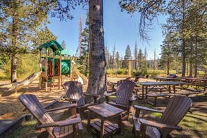 Children’s area - Serene mountain gem with large deck, forest views & grill (Truckee)
