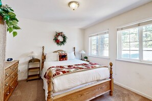 Room - Inviting home with hot tub, indoor pool & sauna access & deck (Truckee)