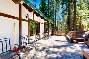 Terrace/patio - Classic chalet with hot tub, boat launch & Gas grill (Tahoe City)