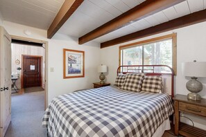 WiFi, bed sheets - Classic chalet with hot tub, boat launch & Gas grill (Tahoe City)