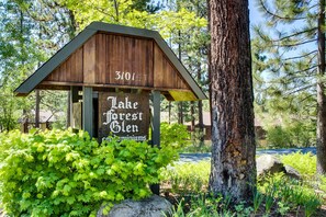 Property grounds - Modern home with shared hot tub, pool, sauna, tennis & fireplace & W&D (Tahoe City)