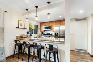 Fridge, microwave, oven, stovetop - Modern home with shared hot tub, pool, sauna, tennis & fireplace & W&D (Tahoe City)