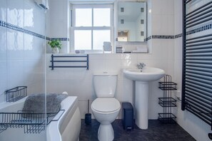Apartment (2 Bedrooms) | Bathroom | Combined shower/tub, towels