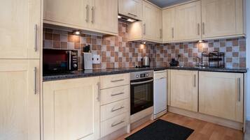Apartment (2 Bedrooms) | Private kitchen | Microwave, oven, stovetop, dishwasher