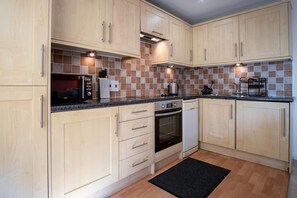 Apartment (2 Bedrooms) | Private kitchen | Microwave, oven, stovetop, dishwasher