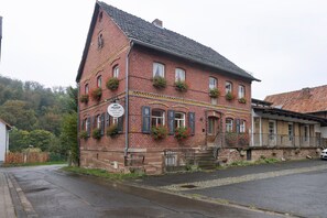 Exterior - Guest House 'Heuhof-Breiau Gästedoppelzimmer' with Shared Terrace, Shared Garden and Wi-Fi (Sontra)