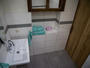 A bathroom with a sink, mirror, and tiled walls. - Guest House 'Heuhof-Breiau Gästedoppelzimmer' with Shared Terrace, Shared Garden and Wi-Fi (Sontra)