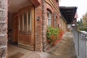 Un bâtiment traditionnel avec une porte en bois et un mur en briques.