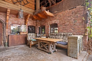Outdoor dining - Guest House 'Heuhof-Breiau Gästedoppelzimmer' with Shared Terrace, Shared Garden and Wi-Fi (Sontra)