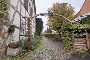 Property grounds - Guest House 'Heuhof-Breiau Gästedoppelzimmer' with Shared Terrace, Shared Garden and Wi-Fi (Sontra)