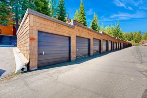 Exterior - Walk to ski runs - condo with loft & access to Tahoe Donner 5-star amenities (Truckee)