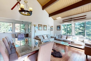 TV, fireplace, offices - Walk to ski runs - condo with loft & access to Tahoe Donner 5-star amenities (Truckee)