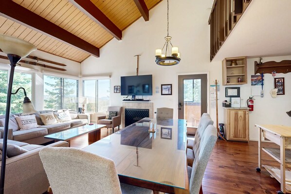 TV, fireplace, offices - Walk to ski runs - condo with loft & access to Tahoe Donner 5-star amenities (Truckee)