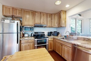 Fridge, microwave, oven, stovetop - Walk to ski runs - condo with loft & access to Tahoe Donner 5-star amenities (Truckee)