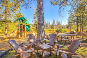 Children’s area - Walk to ski runs - condo with loft & access to Tahoe Donner 5-star amenities (Truckee)