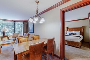 Iron/ironing board, WiFi, bed sheets - Everline Resort & Spa - two units, Ski-in-ski-out, pools, gym, & ice rink (Olympic Valley)