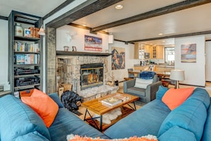 TV, fireplace, offices - Tavern Inn townhome with on-site pool, hot tub, & tennis - 2 mi to ski lifts (Olympic Valley)