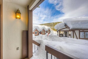 Property grounds - Tavern Inn townhome with on-site pool, hot tub, & tennis - 2 mi to ski lifts (Olympic Valley)