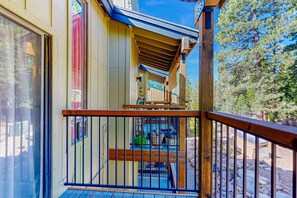 Property grounds - Eclectic second floor condo w/ loft, balcony, & gas fireplace - family friendly (Kings Beach)