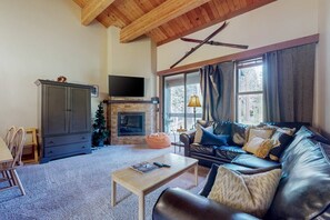 Living area - Aspen Grove condo near Kings Beach & Northstar Village with balcony (Northstar - Truckee)