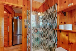 Shower, hair dryer, towels - Mid-Century Modern Cabin Near Town (Kings Beach)