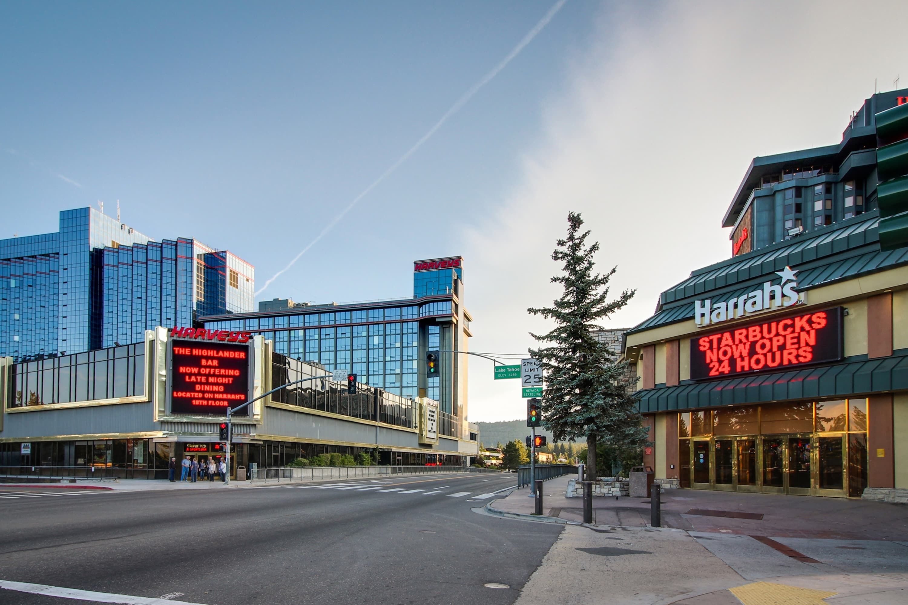 Una vista di strada con il casinò Harrah's e il ristorante Harvest Bar & Grill.