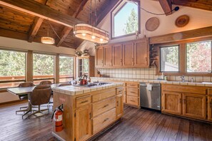 Fridge, microwave, oven, stovetop - Woodland dog-friendly home minutes to the beach with wood fireplace, sleeps 10 (Zephyr Cove)