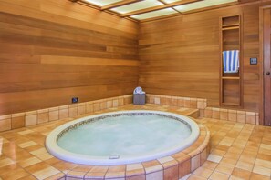 Spa - Woodland dog-friendly home minutes to the beach with wood fireplace, sleeps 10 (Zephyr Cove)