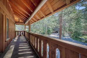Property grounds - Woodland dog-friendly home minutes to the beach with wood fireplace, sleeps 10 (Zephyr Cove)