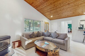 TV, fireplace, video games, DVD player - Spacious home with a pool table close to golf, skiing, hiking & biking (South Lake Tahoe)