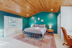 Desk, travel cot, WiFi, bed sheets - Spacious home with a pool table close to golf, skiing, hiking & biking (South Lake Tahoe)